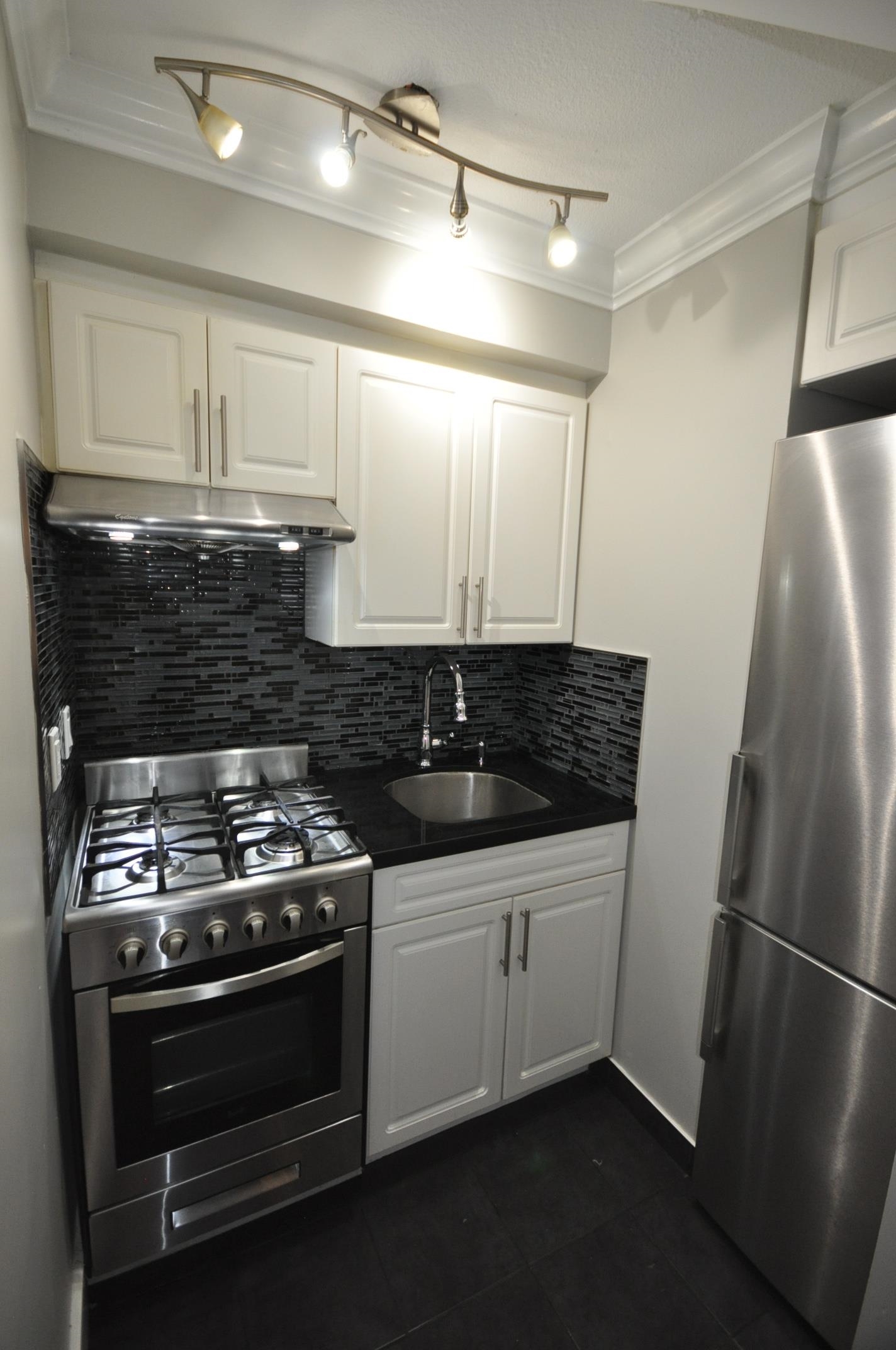 909 Tenth Street New Westminster - MLS: R2960142